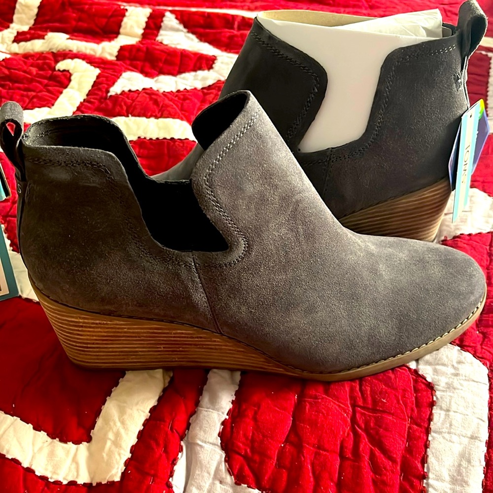 Pavement Grey Suede Toms